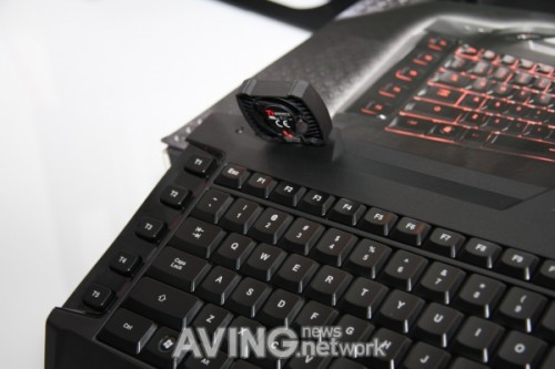 Keyboard with Built in Fan Keeps Your Hands Cool