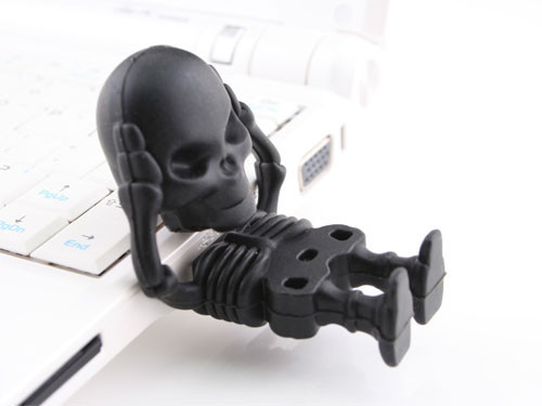 skeleton drive Skeleton USB Flash Drive Holds His Own Head
