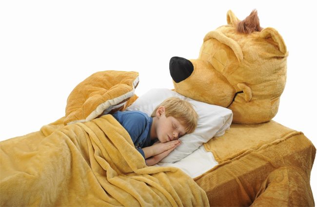 boy in bear bed 650x425 Incredibeds Giant Animal Kids Beds