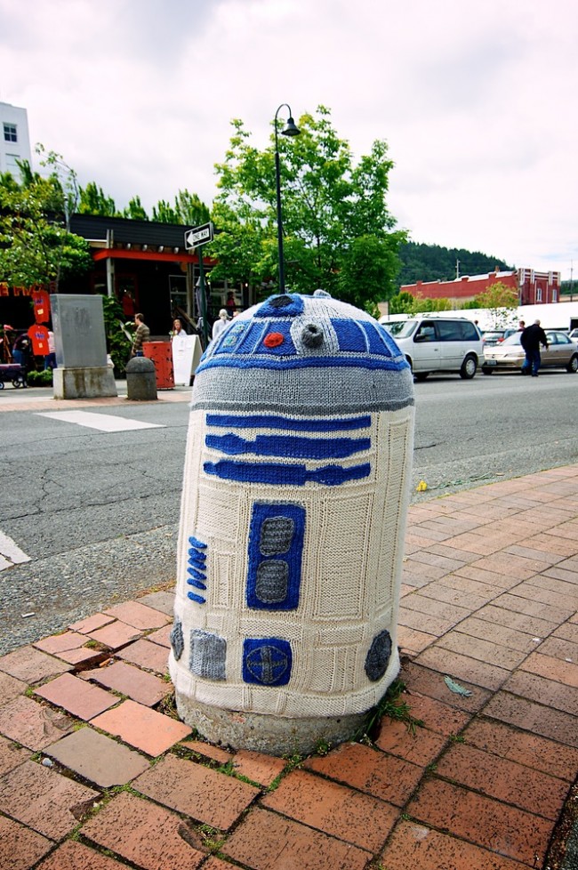 R2-D2 Yarnbombing