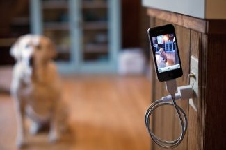 Une Bobine: iPhone Charging Cable and Flexible Tripod